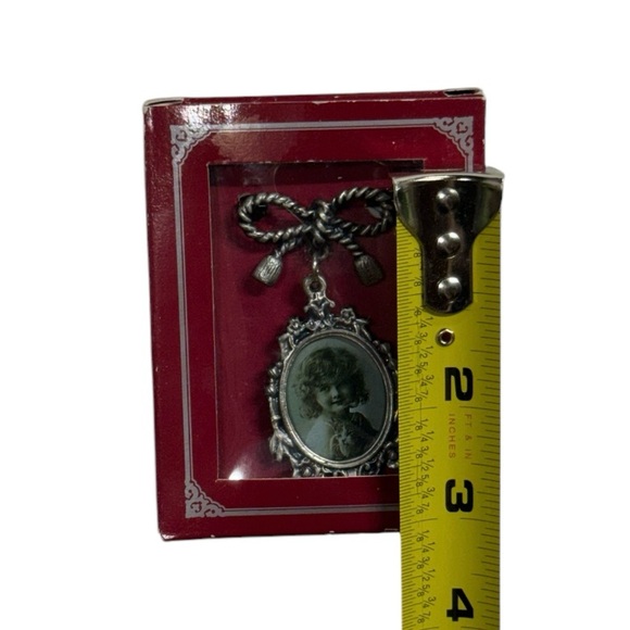 Timeless Treasures pewter brooch picture frame great condition with original box - Picture 5 of 6
